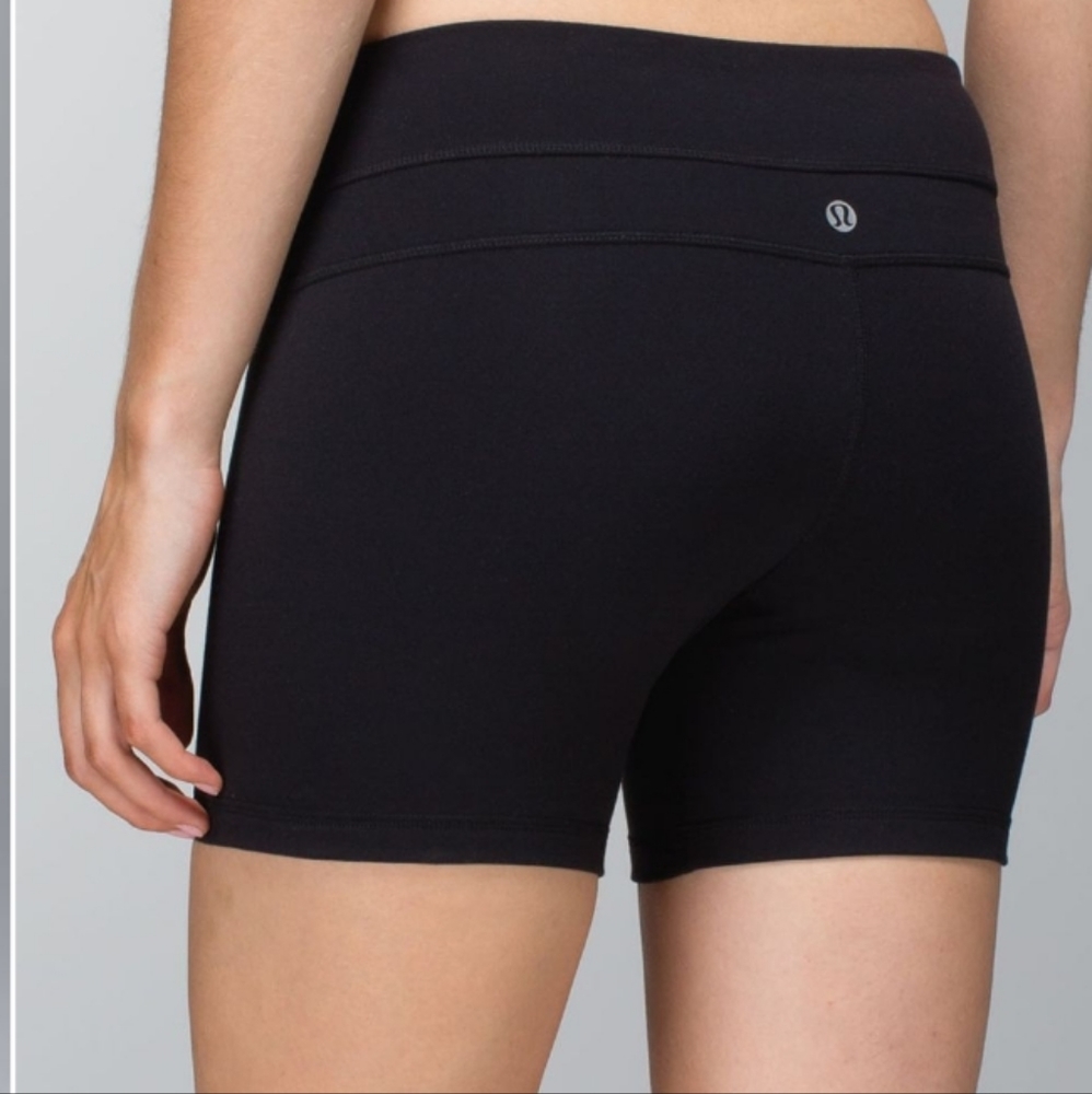 Lululemon Black Reverse Groove Shorts size 10